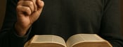 O que a Bíblia ensina sobre autoridade espiritual: Versículos e Significados