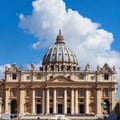 Como é escolhido um Papa, suas obrigações e por que ele reside no Vaticano?